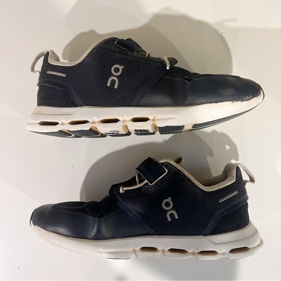 On Cloud Play Navy Blue Kids Shoes - Picture 5 of 11